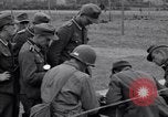 Immagine di Prigionieri tedeschi interpellati da soldati americani Saint Honorine Des Pertes Francia, 1944, secondo 20 filmato di repertorio 65675027666