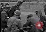 Immagine di Prigionieri tedeschi interpellati da soldati americani Saint Honorine Des Pertes Francia, 1944, secondo 24 filmato di repertorio 65675027666