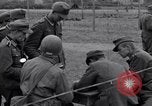Immagine di Prigionieri tedeschi interpellati da soldati americani Saint Honorine Des Pertes Francia, 1944, secondo 25 filmato di repertorio 65675027666