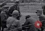 Immagine di Prigionieri tedeschi interpellati da soldati americani Saint Honorine Des Pertes Francia, 1944, secondo 26 filmato di repertorio 65675027666