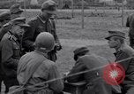 Immagine di Prigionieri tedeschi interpellati da soldati americani Saint Honorine Des Pertes Francia, 1944, secondo 27 filmato di repertorio 65675027666