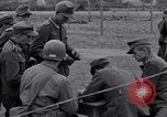 Immagine di Prigionieri tedeschi interpellati da soldati americani Saint Honorine Des Pertes Francia, 1944, secondo 28 filmato di repertorio 65675027666