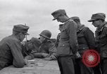 Immagine di Prigionieri tedeschi interpellati da soldati americani Saint Honorine Des Pertes Francia, 1944, secondo 29 filmato di repertorio 65675027666