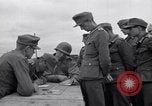 Immagine di Prigionieri tedeschi interpellati da soldati americani Saint Honorine Des Pertes Francia, 1944, secondo 30 filmato di repertorio 65675027666