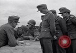 Immagine di Prigionieri tedeschi interpellati da soldati americani Saint Honorine Des Pertes Francia, 1944, secondo 31 filmato di repertorio 65675027666