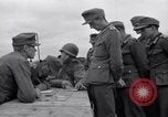 Immagine di Prigionieri tedeschi interpellati da soldati americani Saint Honorine Des Pertes Francia, 1944, secondo 32 filmato di repertorio 65675027666