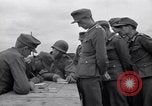 Immagine di Prigionieri tedeschi interpellati da soldati americani Saint Honorine Des Pertes Francia, 1944, secondo 33 filmato di repertorio 65675027666