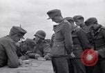 Immagine di Prigionieri tedeschi interpellati da soldati americani Saint Honorine Des Pertes Francia, 1944, secondo 34 filmato di repertorio 65675027666