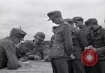 Immagine di Prigionieri tedeschi interpellati da soldati americani Saint Honorine Des Pertes Francia, 1944, secondo 35 filmato di repertorio 65675027666