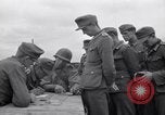 Immagine di Prigionieri tedeschi interpellati da soldati americani Saint Honorine Des Pertes Francia, 1944, secondo 37 filmato di repertorio 65675027666
