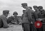 Immagine di Prigionieri tedeschi interpellati da soldati americani Saint Honorine Des Pertes Francia, 1944, secondo 41 filmato di repertorio 65675027666