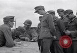 Immagine di Prigionieri tedeschi interpellati da soldati americani Saint Honorine Des Pertes Francia, 1944, secondo 42 filmato di repertorio 65675027666
