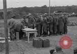 Immagine di Prigionieri tedeschi interpellati da soldati americani Saint Honorine Des Pertes Francia, 1944, secondo 48 filmato di repertorio 65675027666