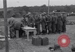 Immagine di Prigionieri tedeschi interpellati da soldati americani Saint Honorine Des Pertes Francia, 1944, secondo 50 filmato di repertorio 65675027666