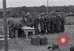 Immagine di Prigionieri tedeschi interpellati da soldati americani Saint Honorine Des Pertes Francia, 1944, secondo 51 filmato di repertorio 65675027666