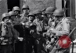 Immagine di Donna francese Saint Mere Eglise Francia, 1944, secondo 6 filmato di repertorio 65675027668