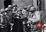 Immagine di Donna francese Saint Mere Eglise Francia, 1944, secondo 11 filmato di repertorio 65675027668