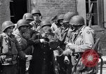 Immagine di Donna francese Saint Mere Eglise Francia, 1944, secondo 12 filmato di repertorio 65675027668