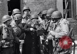 Immagine di Donna francese Saint Mere Eglise Francia, 1944, secondo 13 filmato di repertorio 65675027668