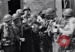 Immagine di Donna francese Saint Mere Eglise Francia, 1944, secondo 15 filmato di repertorio 65675027668