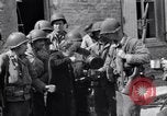 Immagine di Donna francese Saint Mere Eglise Francia, 1944, secondo 16 filmato di repertorio 65675027668