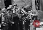 Immagine di Donna francese Saint Mere Eglise Francia, 1944, secondo 17 filmato di repertorio 65675027668