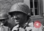 Immagine di Donna francese Saint Mere Eglise Francia, 1944, secondo 26 filmato di repertorio 65675027668