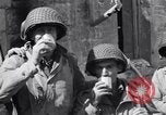 Immagine di Donna francese Saint Mere Eglise Francia, 1944, secondo 54 filmato di repertorio 65675027668