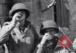 Immagine di Donna francese Saint Mere Eglise Francia, 1944, secondo 56 filmato di repertorio 65675027668