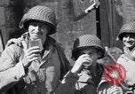Immagine di Donna francese Saint Mere Eglise Francia, 1944, secondo 58 filmato di repertorio 65675027668