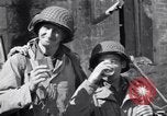 Immagine di Donna francese Saint Mere Eglise Francia, 1944, secondo 59 filmato di repertorio 65675027668