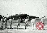 Immagine di Giapponese allietare i loro volantini Giappone, 1944, secondo 4 filmato di repertorio 65675027683