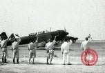 Immagine di Giapponese allietare i loro volantini Giappone, 1944, secondo 6 filmato di repertorio 65675027683