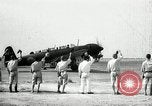 Immagine di Giapponese allietare i loro volantini Giappone, 1944, secondo 7 filmato di repertorio 65675027683
