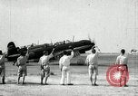 Immagine di Giapponese allietare i loro volantini Giappone, 1944, secondo 8 filmato di repertorio 65675027683