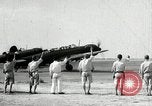 Immagine di Giapponese allietare i loro volantini Giappone, 1944, secondo 9 filmato di repertorio 65675027683
