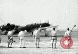 Immagine di Giapponese allietare i loro volantini Giappone, 1944, secondo 10 filmato di repertorio 65675027683
