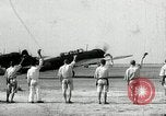 Immagine di Giapponese allietare i loro volantini Giappone, 1944, secondo 11 filmato di repertorio 65675027683