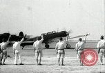 Immagine di Giapponese allietare i loro volantini Giappone, 1944, secondo 12 filmato di repertorio 65675027683