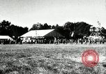 Immagine di Giapponese allietare i loro volantini Giappone, 1944, secondo 15 filmato di repertorio 65675027683