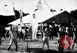 Immagine di Giapponese allietare i loro volantini Giappone, 1944, secondo 22 filmato di repertorio 65675027683