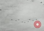 Standbild japanischen Mitsubishi G4M Bomber nehmen ab und fliegen auf einer Mission Pacific Theater, 1944, aus Sekunde 60 historischem Filmmaterial Videoclip 65675027685