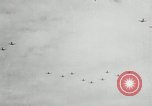 Standbild japanischen Mitsubishi G4M Bomber nehmen ab und fliegen auf einer Mission Pacific Theater, 1944, aus Sekunde 61 historischem Filmmaterial Videoclip 65675027685