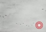 Standbild japanischen Mitsubishi G4M Bomber nehmen ab und fliegen auf einer Mission Pacific Theater, 1944, aus Sekunde 62 historischem Filmmaterial Videoclip 65675027685