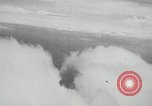 Standbild japanischen Torpedo Bomber Angriff US-Kriegsschiffe Pacific Theater, 1944, aus Sekunde 7 historischem Filmmaterial Videoclip 65675027686