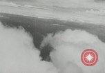 Standbild japanischen Torpedo Bomber Angriff US-Kriegsschiffe Pacific Theater, 1944, aus Sekunde 8 historischem Filmmaterial Videoclip 65675027686