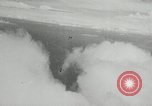 Standbild japanischen Torpedo Bomber Angriff US-Kriegsschiffe Pacific Theater, 1944, aus Sekunde 9 historischem Filmmaterial Videoclip 65675027686