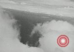 Standbild japanischen Torpedo Bomber Angriff US-Kriegsschiffe Pacific Theater, 1944, aus Sekunde 10 historischem Filmmaterial Videoclip 65675027686