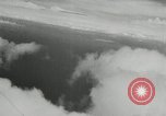 Standbild japanischen Torpedo Bomber Angriff US-Kriegsschiffe Pacific Theater, 1944, aus Sekunde 11 historischem Filmmaterial Videoclip 65675027686