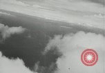 Standbild japanischen Torpedo Bomber Angriff US-Kriegsschiffe Pacific Theater, 1944, aus Sekunde 12 historischem Filmmaterial Videoclip 65675027686